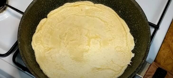 Jednoduchá pizza z pánve hotová raz dva do 10 minut: Na těsto stačí jen 6 lžic mouky a 6 lžic zakysané smetany - budete