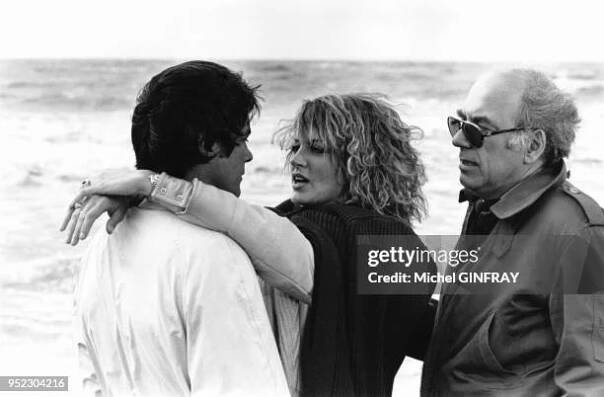 Alain Delon et Dalila Di Lazzaro sur la plage de Deauville lors du tournage du film 'Trois hommes a abattre' du realisateur Jacques Deray, en juillet...