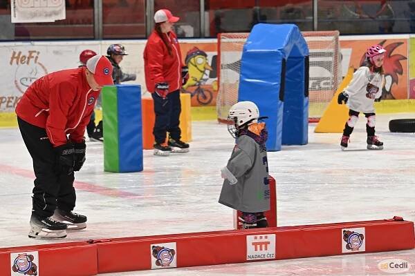 V RÁMCI TÝDNE HOKEJE DORAZILA NA ZIMNÍ STADION V DĚČÍNĚ TŘICÍTKA NOVÝCH DĚTÍ! | HC Děčín