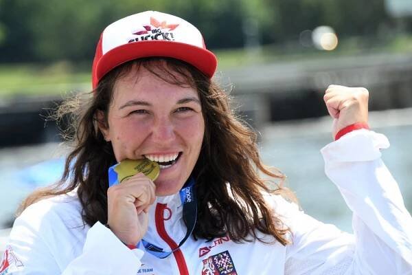 Tři medaile kanoistů. Nejvýše stála Fišerová, bronz hřeje Satkovou a Rohana