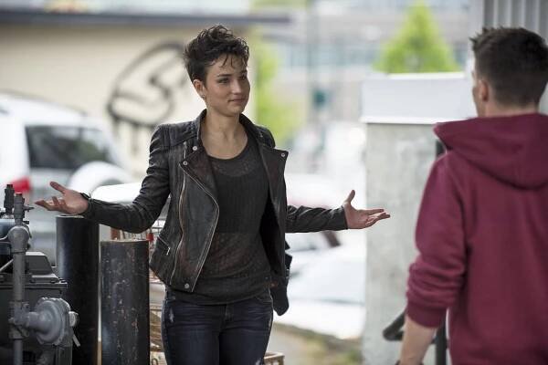 Arrow - Polámané panenky - Z filmu - Bex Taylor-Klaus