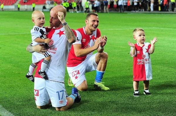 Fotbalové utkání Fortuna ligy mezi celky SK Slavia Praha  a MFK Karviná 28. července v Praze. Zleva Miroslav Stoch a Vladimír Coufal s dětmi
