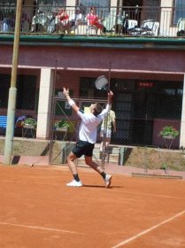 Lukáš Koseček slaví tenisové úspěchy díky razantnímu bekhendu a hře na síti