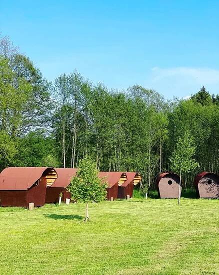 Camp Hutě - Lesní svatba | Místo na svatební obřad i hostinu | svatebniatlas.cz