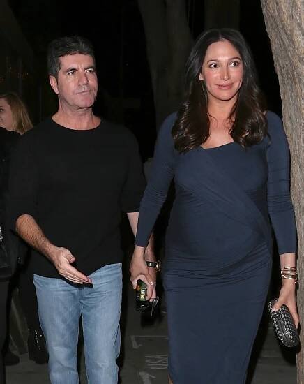 Porotce Simon Cowell je otcem, kamarádova žena mu porodila syna