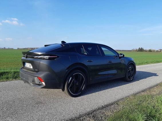 Test: Peugeot 408 PHEV je nový druh, který umí několik věcí hodně dobře | Autanet.cz 
