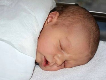 SÁRA KVĚTOŇOVÁ se narodila 1. května 2013 ve 14:28 hodin s váhou 3460 gramů a délkou 50 centimetrů. S rodiči Stanislavou Koskovou a Zdeňkem Květoněm mají domov v obci Božanov. 