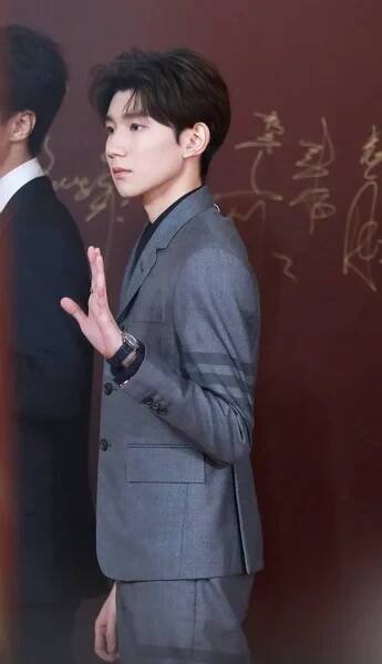 Roy Wang nebo Wang Yuan čínský chlapec skupiny Tfboys představuje jak dorazí na červeném koberci pro 17 Huabiao filmových cen v Pekingu, Čína, 8 prosinec 2018. — Stock obrázek