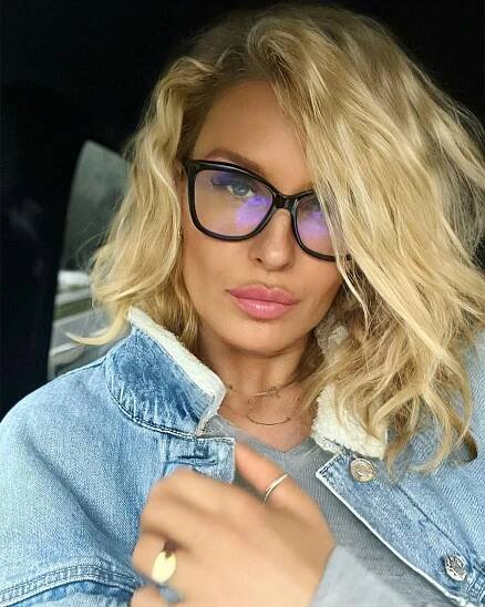 Dlouho to s mikádem nevydržela: Simona Krainová už má zase napletené vlasy. Hrůza, paruka, Donatella Versace, reagují lidé