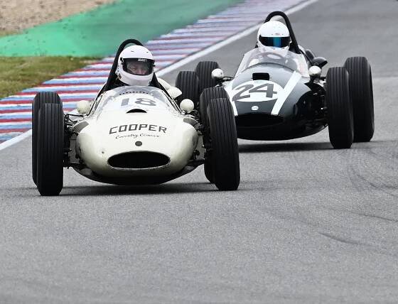 Závod historických legend i návrat skvostu. Automotodrom rozburácí Histo Cup