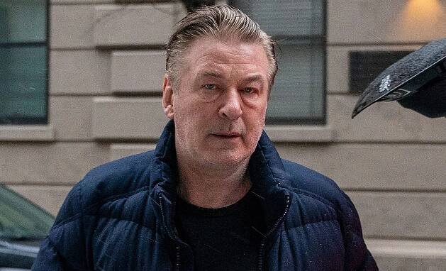 Musel stisknout spoušť. Herce Baldwina znovu obvinili ze zabití při natáčení
