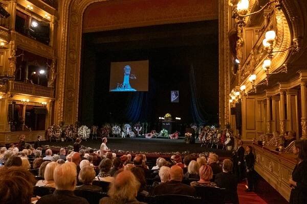 Pohřeb Jana Kačera: Do Národního divadla se přišla rozloučit rodina i veřejnost