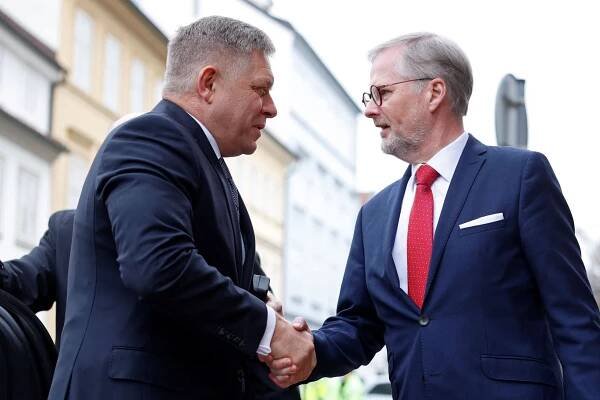 Fiala se bál úniku informací. Kvůli Ficovi v místnosti proškrtal projev o Ukrajině