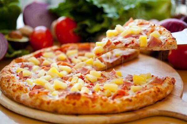 Pizzu Havaj začal v šedesátých letech minulého století podávat v Kanadě Sam Panopoulos. Ananas na pizze dodnes budí vášnivé reakce
