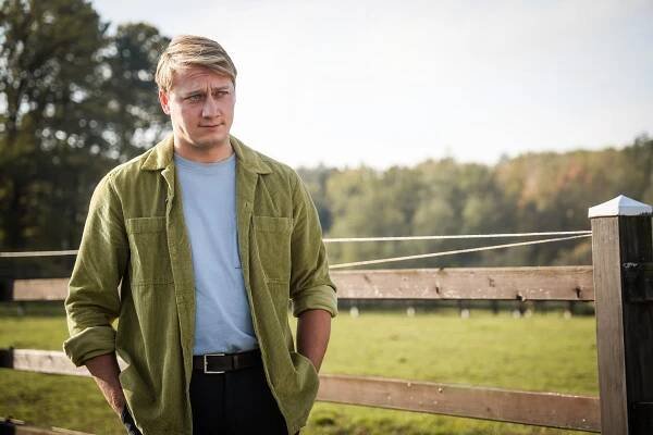 O lidech a koních (2025) | Galerie - Ze seriálu | ČSFD.cz