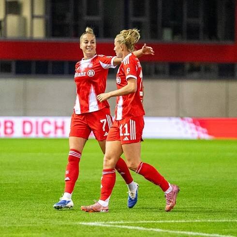 Bayern Münchens Giulia Gwinn und Lea Schüller im Torjubel gegen Freiburg