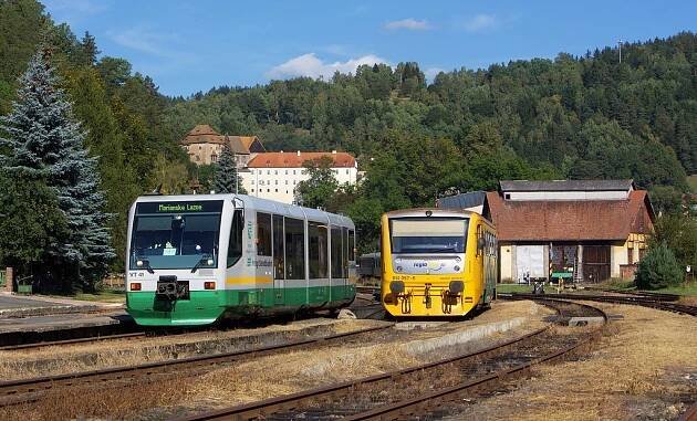 Lokomotiva VT 41 + 814 057-6, Os 7109  (Karlovy Vary dolní nádraží – Mariánské Lázně) + Os 16745  (Bečov nad Teplou – Žlutice), Bečov nad Teplou, 16.9.2011 15:32 - Trainweb