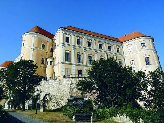 Historie slavných rodů i lovců mamutů. Pálava není zdaleka jen o víně