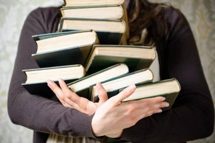 Stáhnout - Čtení a student vysoké školy koncept. žena držící hromadu starých knih pro studium. Knihovník ženské ruce. Kopírovat prostor. — Stock obrázek