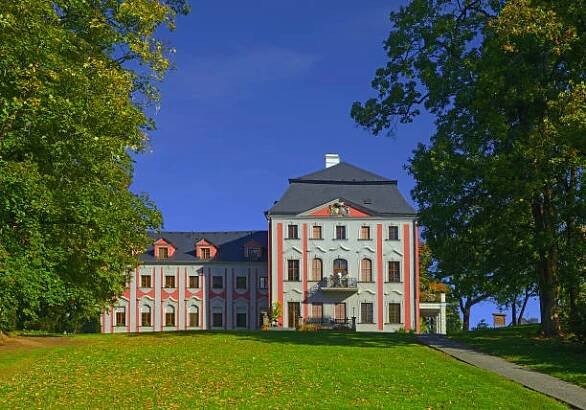 park a zámek, velké hostice u opavy, slezsko, morava, česká republika - opava - stock snímky, obrázky a fotky