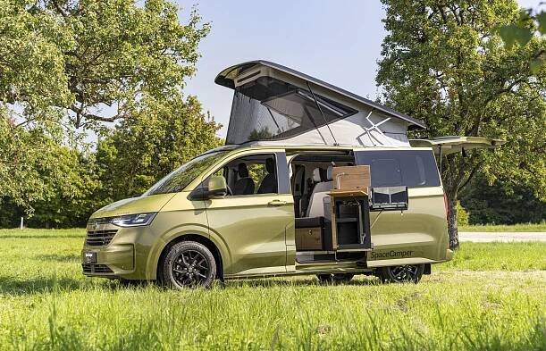 The panoramic pop-up roof and flexible indoor/outdoor kitchen ensure the Caravelle Classic+ is ready to get the most of its time outdoors