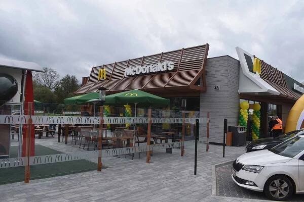 Tam, kde ještě vloni prodávali trhovci obleky, bundy, sýry či rybářské potřeby, vyrostl za necelých šest měsíců McDonald's. Úspěšný symbol globalizace hned první den svého provozu přilákal mnoho zákazníků.