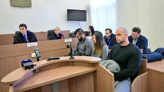Zleva policista Tomáš Strnad, policistka Martina Kolaříková a policista Tomáš Soukup u Obvodního soudu pro Prahu 5