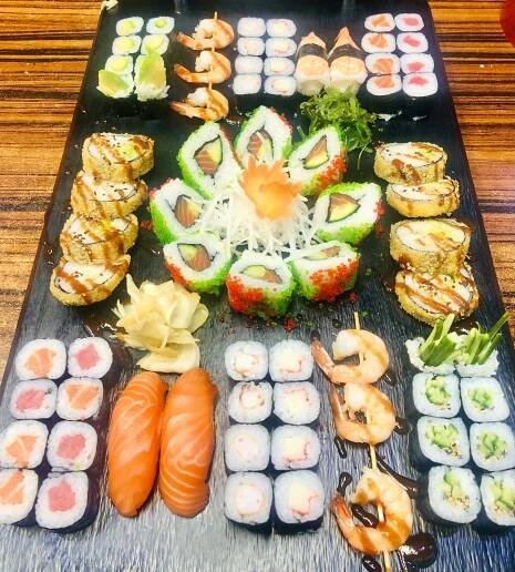 Pestré sushi sety: 39 až 74 ks s avokádem, krevetami i lososem