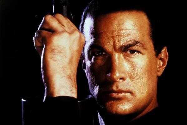 Bývalý akční hrdina Steven Seagal nezadržitelně tloustne: Má prý už přes 180 kilo! Ukázal se na Putinově „slávě“