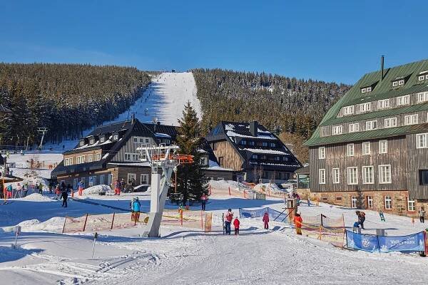 Pivo, hokej, kino. V nejvýše ležící východočeské vesnici to není jen o lyžování