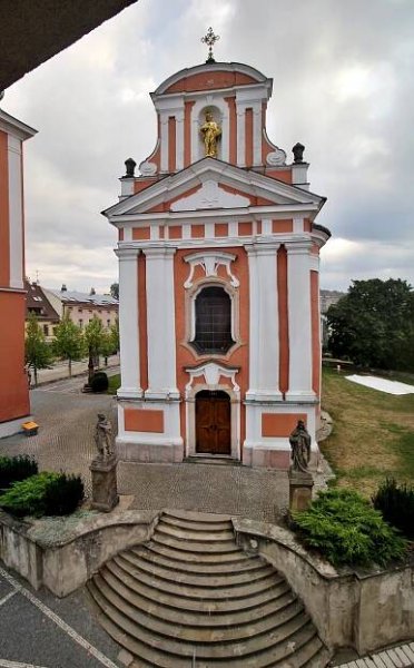Soubor:Červený Kostelec kostel z hotelu Šrejber.jpg