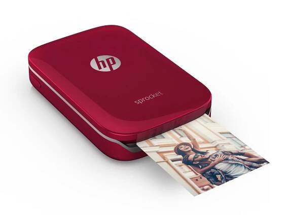 Červená barva mobilní tiskárně HP Sprocket sluší
