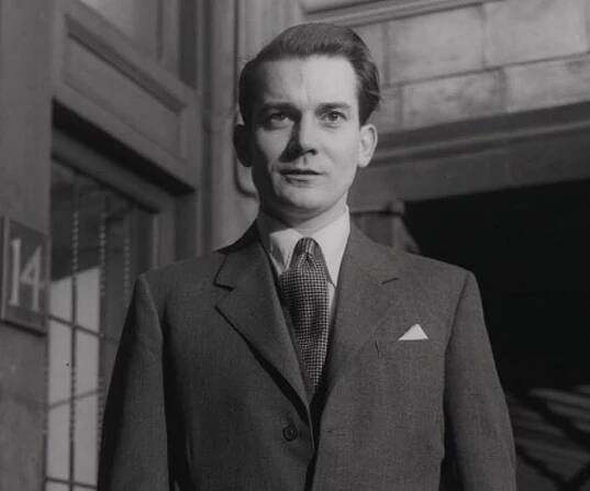 Denholm Elliott Biography - Facts, Childhood, Family Life & Achievements