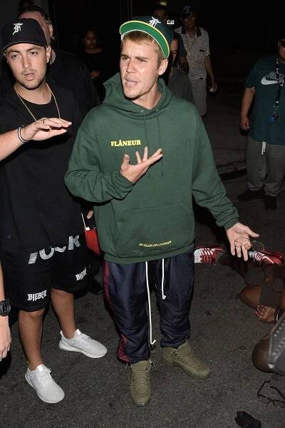 Zpěvák Justin Bieber srazil svým autem fotografa, který zůstal ležet zraněný na zemi