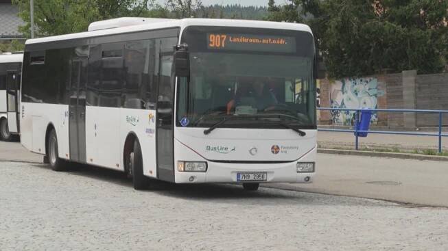 Rušení spojů a zpoždění: Chybí řidiči autobusů, vláda chce nalákat tisíce cizinců