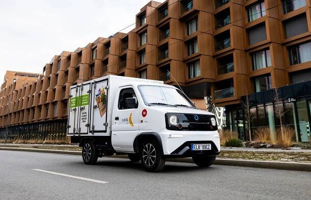 Na světový trh vstoupila automobilka Battswap nabízející elektromobily s rychle vyměnitelnou baterií. Má evropské prvenství a české kořeny