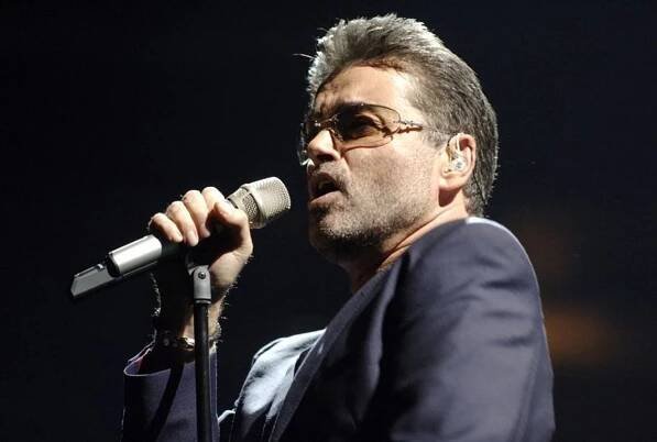 ÚSPĚCH! Hvězdný George Micheel za doprovodu českého orchestru!