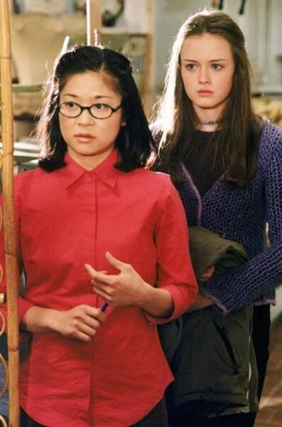 Gilmorova děvčata - Emily v říši divů (S01E19) (2001)