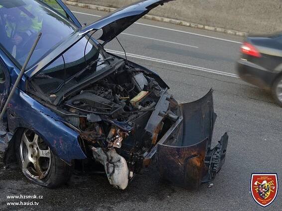 VIDEO: Pověstná zatáčka na ostravských Bazalech byla opět svědkem dopravní nehody, zraněny při ní byly tři osoby | POŽÁRY.cz