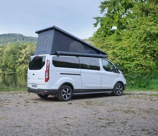 S bydlíkem mimo zpevněné cesty. Obytný Ford Transit se představuje ve variantě Active