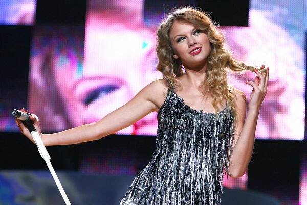 10 Years Later, Taylor Swift's 'Fearless' Still Slaps