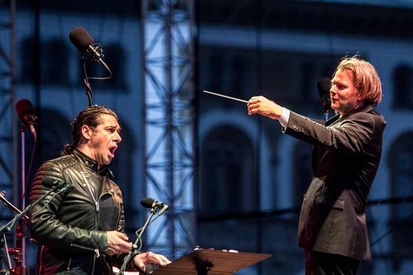 Fotogalerie: Pěvec Ildebrando D\Arcangelo zpíval na Horním náměstí navzdory dešti - OLOMOUC.CZ