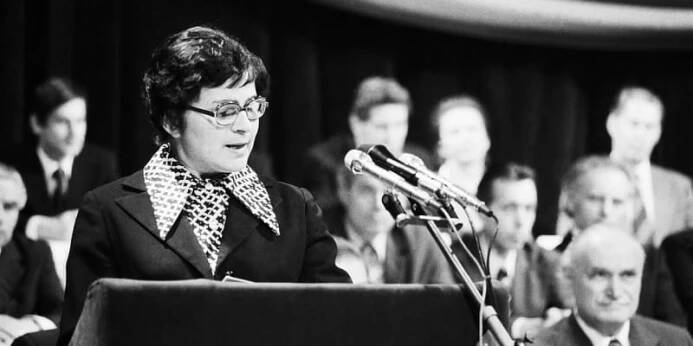 Její hereckou kariéru a popularitu zásadním způsobem ovlivnila politická angažovanost po roce 1968, kdy se stala jednou z hlavních postav normalizační kultury.