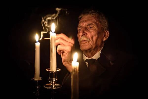 Oheň a popel — O divadle
