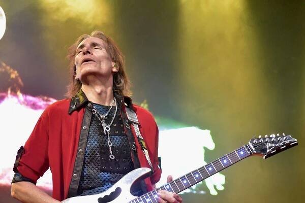 Steve Vai řádil ve vyprodaném Lucerna Music Baru