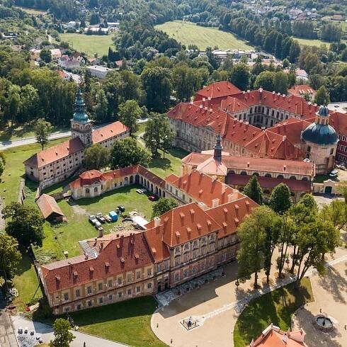 Cisterciácký klášter v Plasech: jedinečná stavba na vodě | Slevomat.cz
