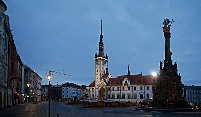 OBRAZEM: Vánoční strom v Olomouci se rozzářil v nezvyklou dobu