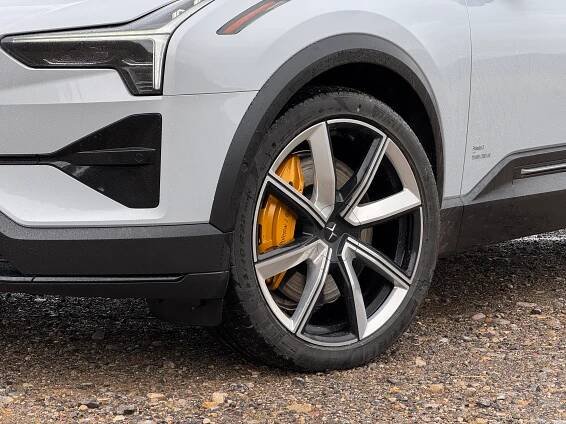 Front wheel of a grey Polestar 3