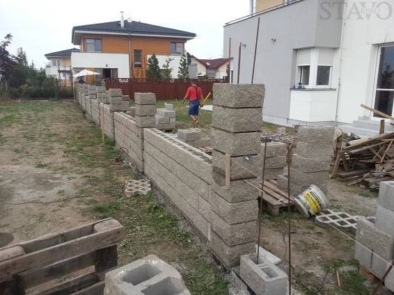 Stavoreko s. r. o. - Rekonstrukce, stavba plotu RD - Újezd nad Lesy
