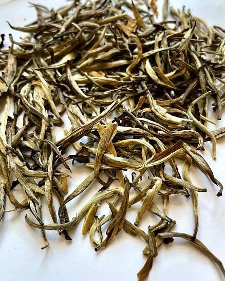 Jasmine Needle Tea. This delicate tea is infused by natural jasmine flowers. It has a subtle floral scent and taste with a slightly nutty finish. Available on our website. 

#jasminetea #jasminegreentea #jasmine #whitetea #greentea #tealeaves #tea #茶